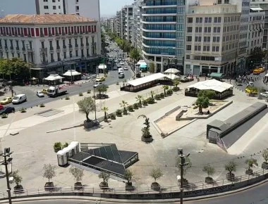 Αίσιο τέλος στο θρίλερ της Ομόνοιας - Κατέβασαν από το γλυπτό τον άνδρα που απειλούσε να πέσει στο κενό (upd)